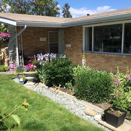 Your Home Away From Home Kelowna Eksteriør bilde