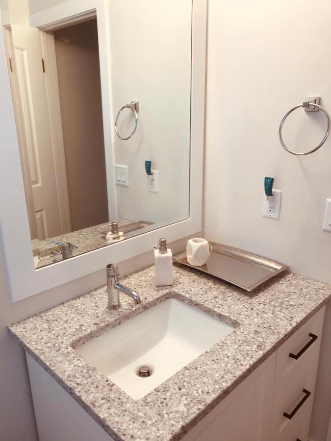 Your Home Away From Home Kelowna Eksteriør bilde