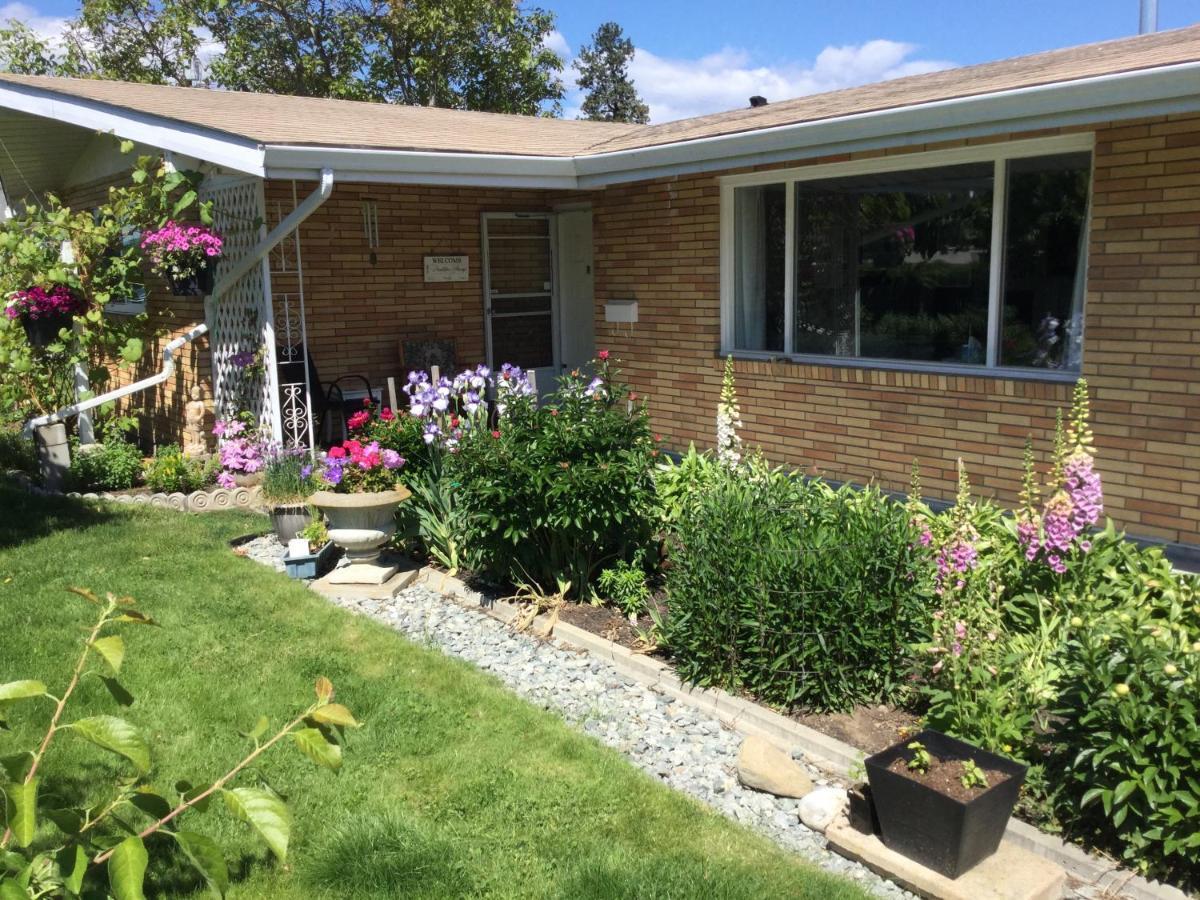 Your Home Away From Home Kelowna Eksteriør bilde