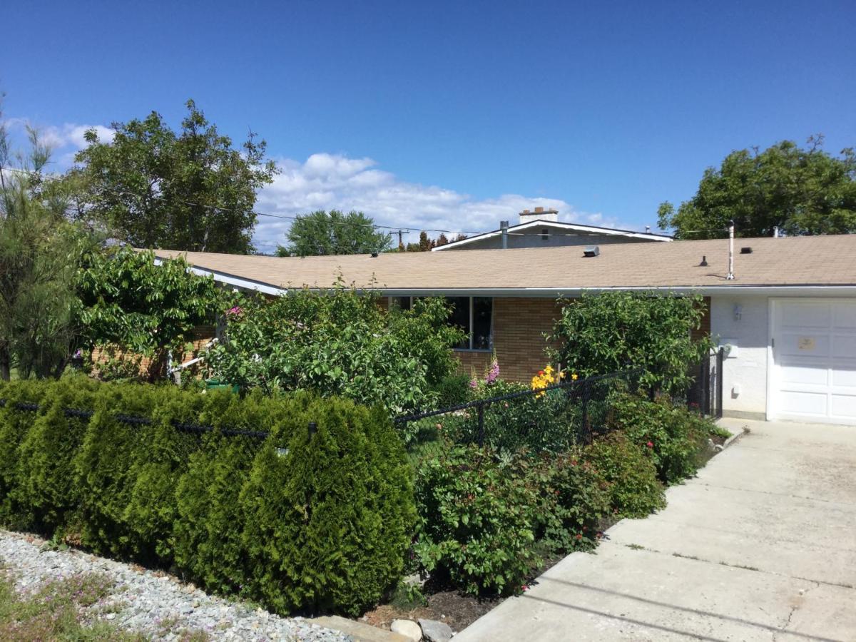 Your Home Away From Home Kelowna Eksteriør bilde